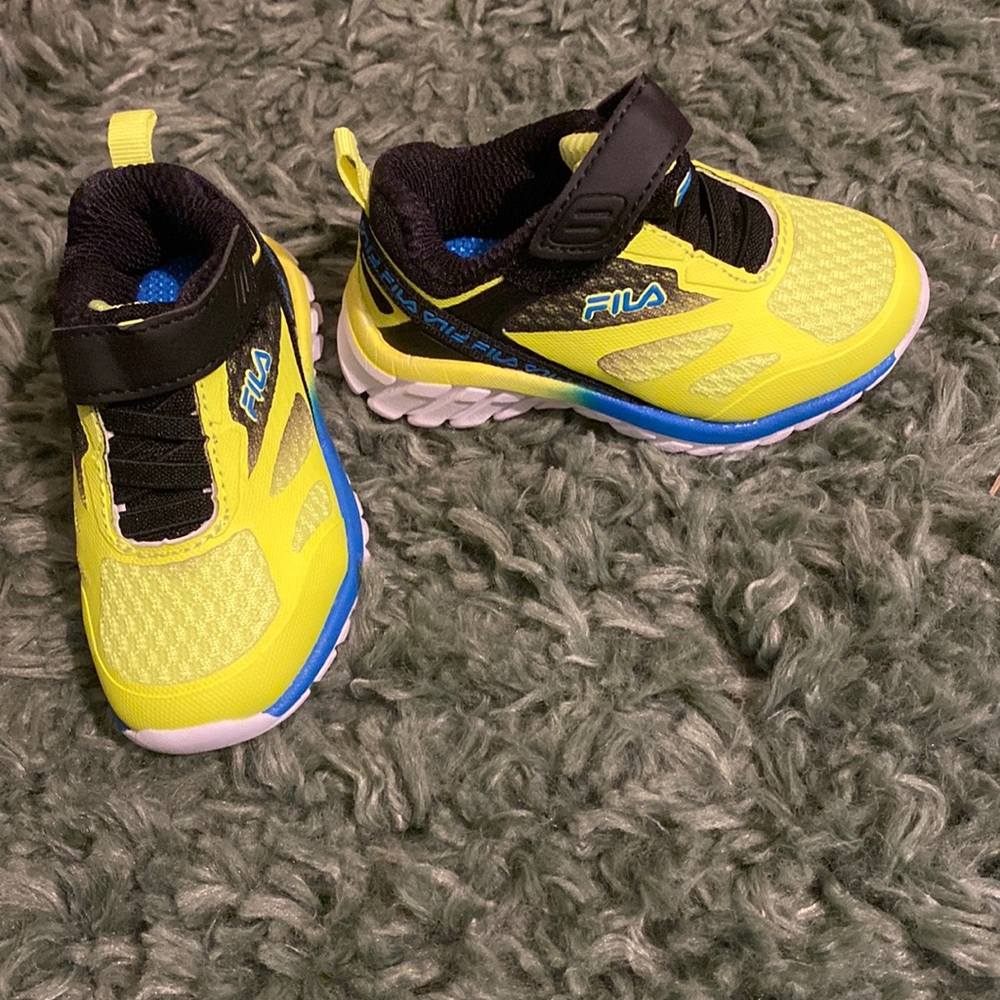 Fila NWT galaxia 3 strap baby size 5